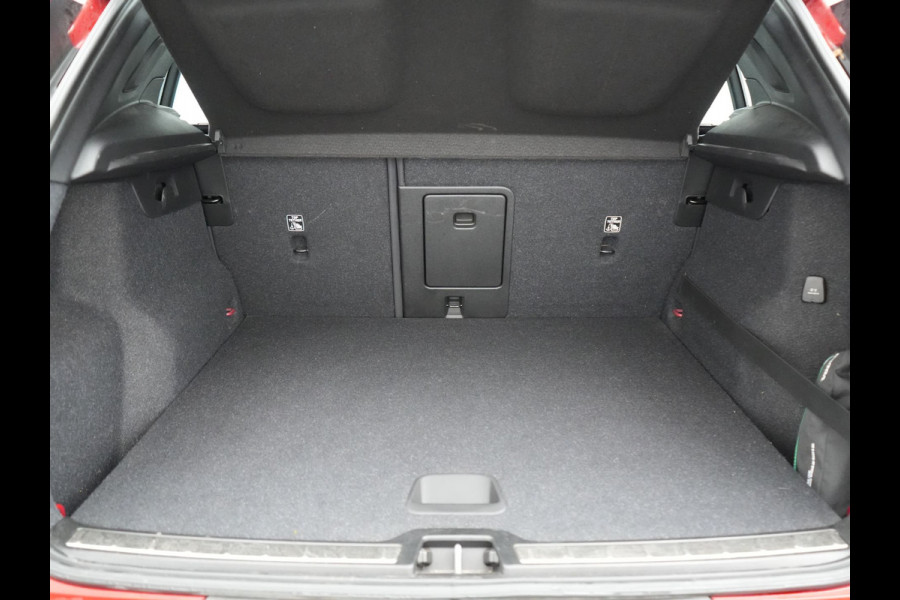 Volvo XC40 T5 Recharge R-Design Plug In Hybrid 262pk Dealer O.H PHEV | Panodak | Camera | Harman & Kardon | Alcantara Sportstoelen Memory & Verwarmd | Apple Carplay | Blis | Adaptive LED | Navigatie | Virtual | DAB |