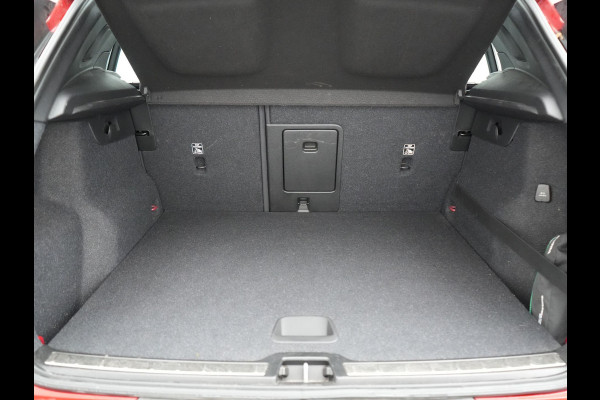 Volvo XC40 T5 Recharge R-Design Plug In Hybrid 262pk Dealer O.H PHEV | Panodak | Camera | Harman & Kardon | Alcantara Sportstoelen Memory & Verwarmd | Apple Carplay | Blis | Adaptive LED | Navigatie | Virtual | DAB |