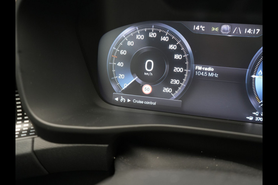 Volvo XC40 T5 Recharge R-Design Plug In Hybrid 262pk Dealer O.H PHEV | Panodak | Camera | Harman & Kardon | Alcantara Sportstoelen Memory & Verwarmd | Apple Carplay | Blis | Adaptive LED | Navigatie | Virtual | DAB |