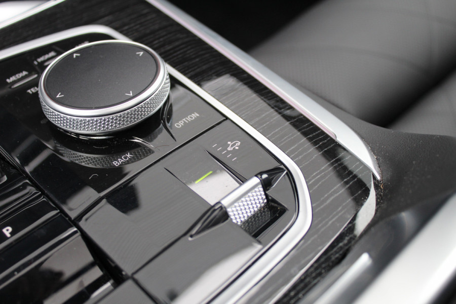 BMW X5 xDrive50e M-Sport | Panoramadak | Luchtvering | Harman Kardon | Iconic Glow | Trekhaak