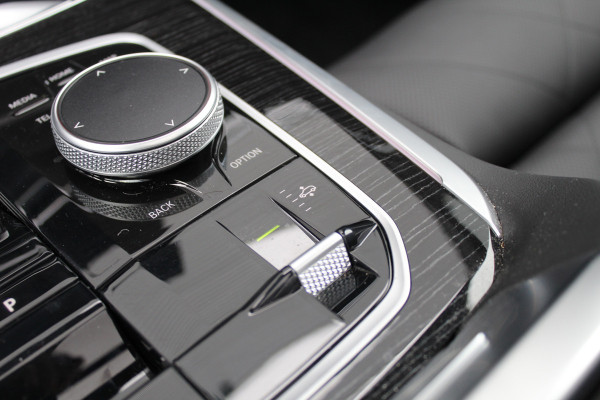 BMW X5 xDrive50e M-Sport | Panoramadak | Luchtvering | Harman Kardon | Iconic Glow | Trekhaak