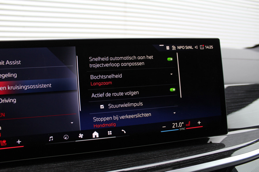 BMW X5 xDrive50e M-Sport | Panoramadak | Luchtvering | Harman Kardon | Iconic Glow | Trekhaak