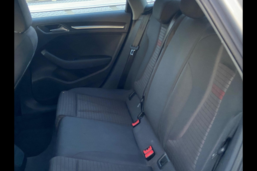 Audi A3 Limousine 30 TFSI AUT/SPORTSEATS/NAVI/CRUISE/MATRIX