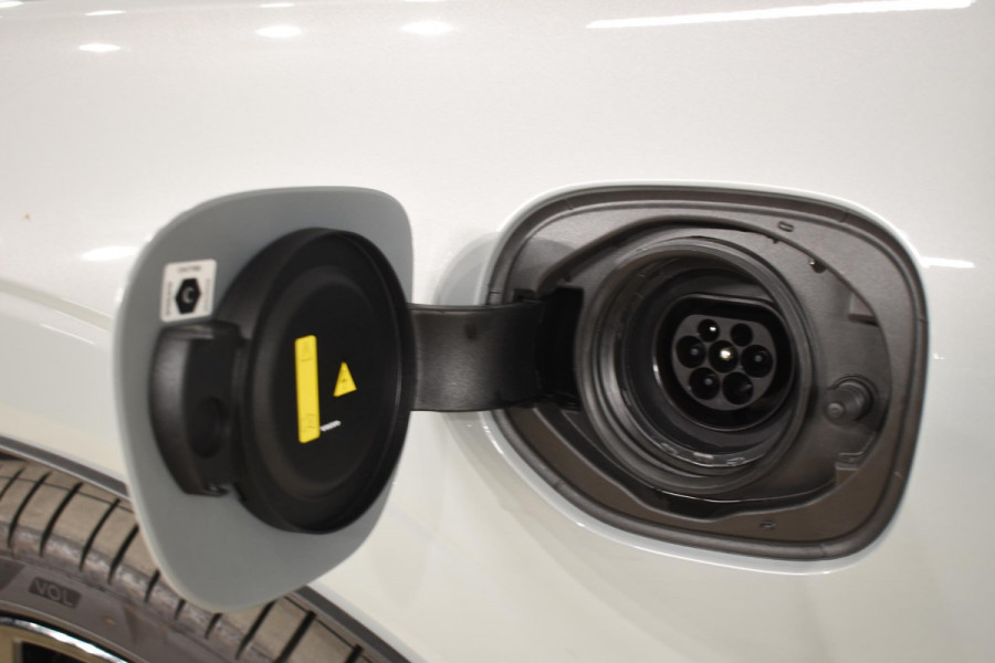 Volvo XC60 T6 350PK Plug-in Hybrid AWD Plus Black Edition / 360 Camera / Panorama Dak / Lederen Bekleding / Elektrische Stoelen / Stuur & Stoelverwarming /