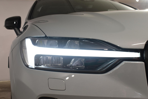 Volvo XC60 T6 350PK Plug-in Hybrid AWD Plus Black Edition / 360 Camera / Panorama Dak / Lederen Bekleding / Elektrische Stoelen / Stuur & Stoelverwarming /