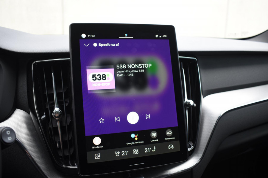 Volvo XC60 T6 350PK Plug-in Hybrid AWD Plus Black Edition / 360 Camera / Panorama Dak / Lederen Bekleding / Elektrische Stoelen / Stuur & Stoelverwarming /