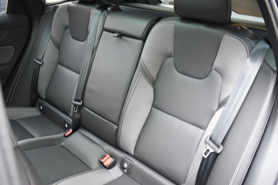 Volvo XC60 T6 350PK Plug-in Hybrid AWD Plus Black Edition / 360 Camera / Panorama Dak / Lederen Bekleding / Elektrische Stoelen / Stuur & Stoelverwarming /