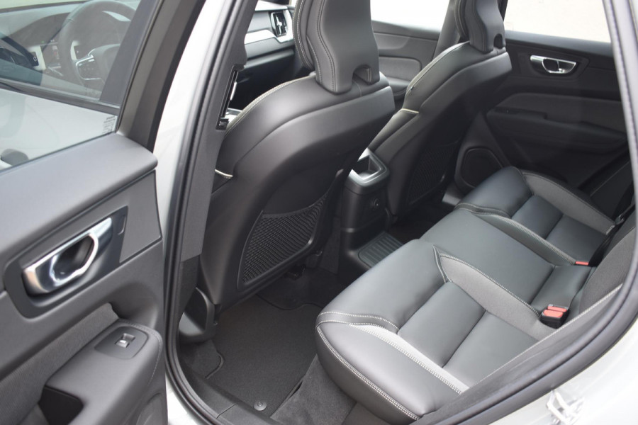 Volvo XC60 T6 350PK Plug-in Hybrid AWD Plus Black Edition / 360 Camera / Panorama Dak / Lederen Bekleding / Elektrische Stoelen / Stuur & Stoelverwarming /