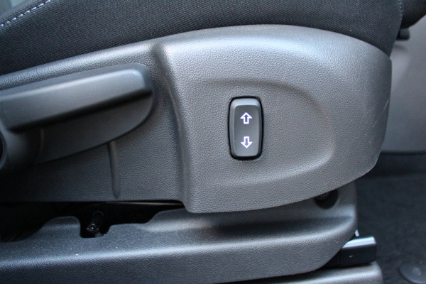 Opel Crossland 1.2-Turbo 110pk Ultimate Mooie en luxe hoogzitter met weinig km's ! Volautm. airco dual, cruise control, camera, comfortstoelen, metallic lak,  LM wielen, navigatie, telefoonvoorb., LED verlichting  etc.