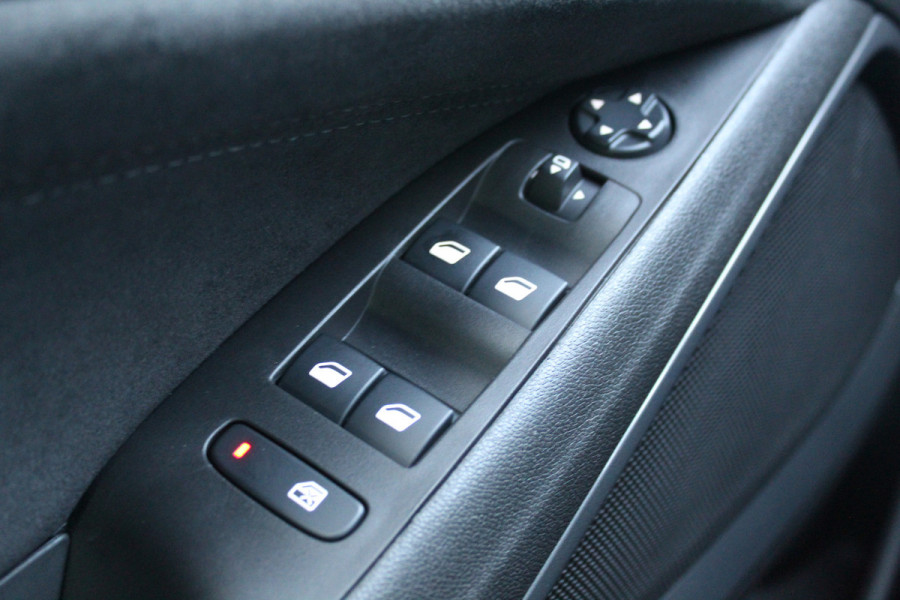 Opel Crossland 1.2-Turbo 110pk Ultimate Mooie en luxe hoogzitter met weinig km's ! Volautm. airco dual, cruise control, camera, comfortstoelen, metallic lak,  LM wielen, navigatie, telefoonvoorb., LED verlichting  etc.