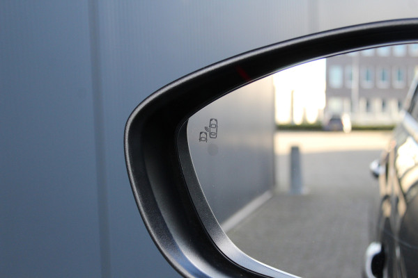 Opel Crossland 1.2-Turbo 110pk Ultimate Mooie en luxe hoogzitter met weinig km's ! Volautm. airco dual, cruise control, camera, comfortstoelen, metallic lak,  LM wielen, navigatie, telefoonvoorb., LED verlichting  etc.