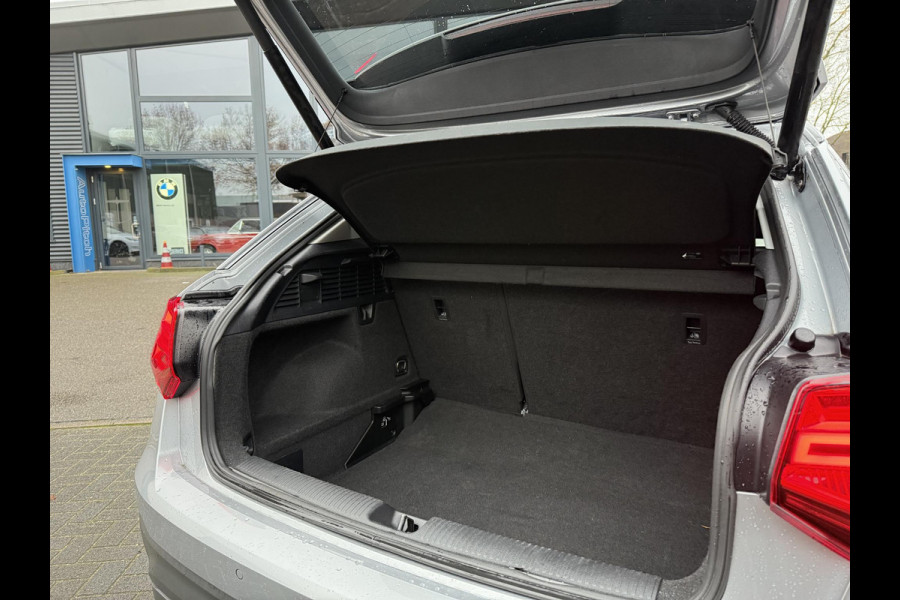Audi Q2 35 TFSI S Edition AUT.| DIG. DASH| STOELVERWARMING| LEER| ELEKTRISCHE ACHTERKLEP| TREKHAAK|