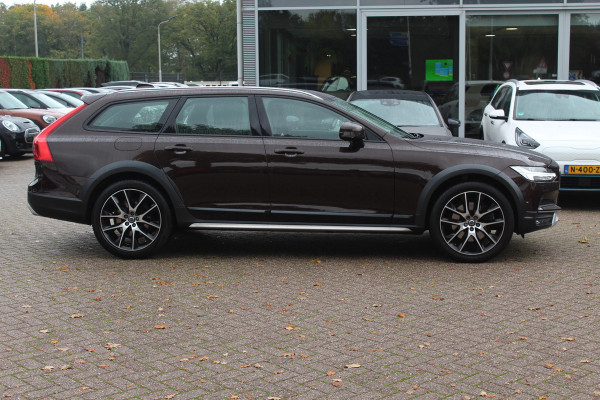 Volvo V90 Cross Country 2.0 D5 Pro / Trekhaak / Panoramadak / Camera / Head-up / Bowers en Wilkens / Luchtvering / 20'' / Keyless / Standverwarming / Stuurverwarming  / Dodehoek / Stoelverwarming / ACC