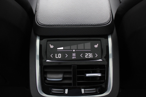Volvo V90 Cross Country 2.0 D5 Pro / Trekhaak / Panoramadak / Camera / Head-up / Bowers en Wilkens / Luchtvering / 20'' / Keyless / Standverwarming / Stuurverwarming  / Dodehoek / Stoelverwarming / ACC