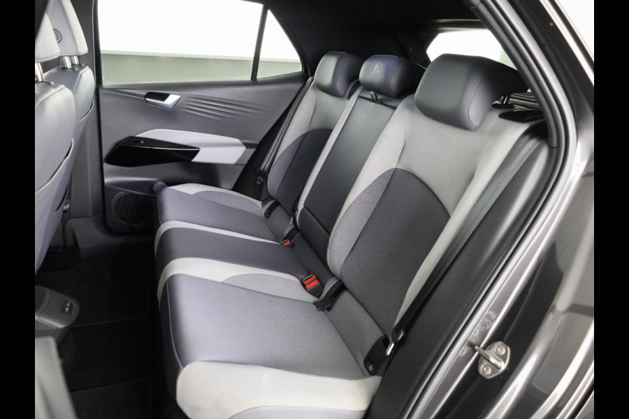 Volkswagen ID.3 First Max 58 kWh 204 pk | Navigatie | Panoramadak | Trekhaak (afneembaar) | Parkeersensoren | Achteruitrijcamera | Stoelverwarming |