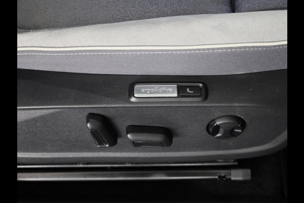 Volkswagen ID.3 First Max 58 kWh 204 pk | Navigatie | Panoramadak | Trekhaak (afneembaar) | Parkeersensoren | Achteruitrijcamera | Stoelverwarming |