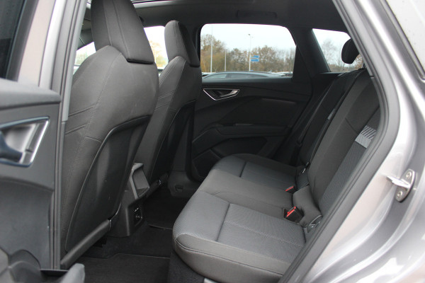 Audi Q4 e-tron 35 Launch edition Advanced Plus 55 kWh / SOH 93%  / Trekhaak / Panoramadak / Camera / Navigatie / 19'' / Matrix LED / Stoelverwarming / Warmtepomp / DAB / ACC