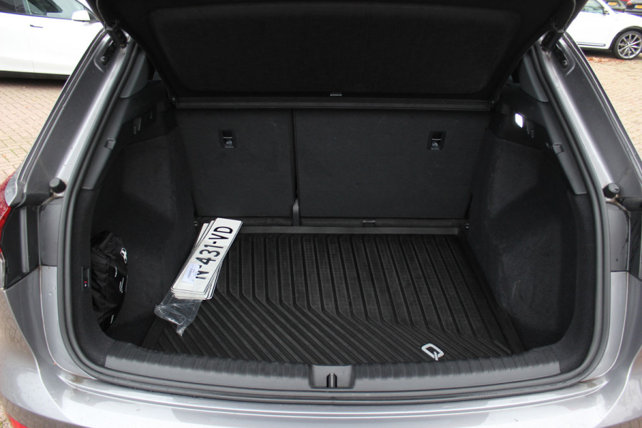 Audi Q4 e-tron 35 Launch edition Advanced Plus 55 kWh / SOH 93%  / Trekhaak / Panoramadak / Camera / Navigatie / 19'' / Matrix LED / Stoelverwarming / Warmtepomp / DAB / ACC