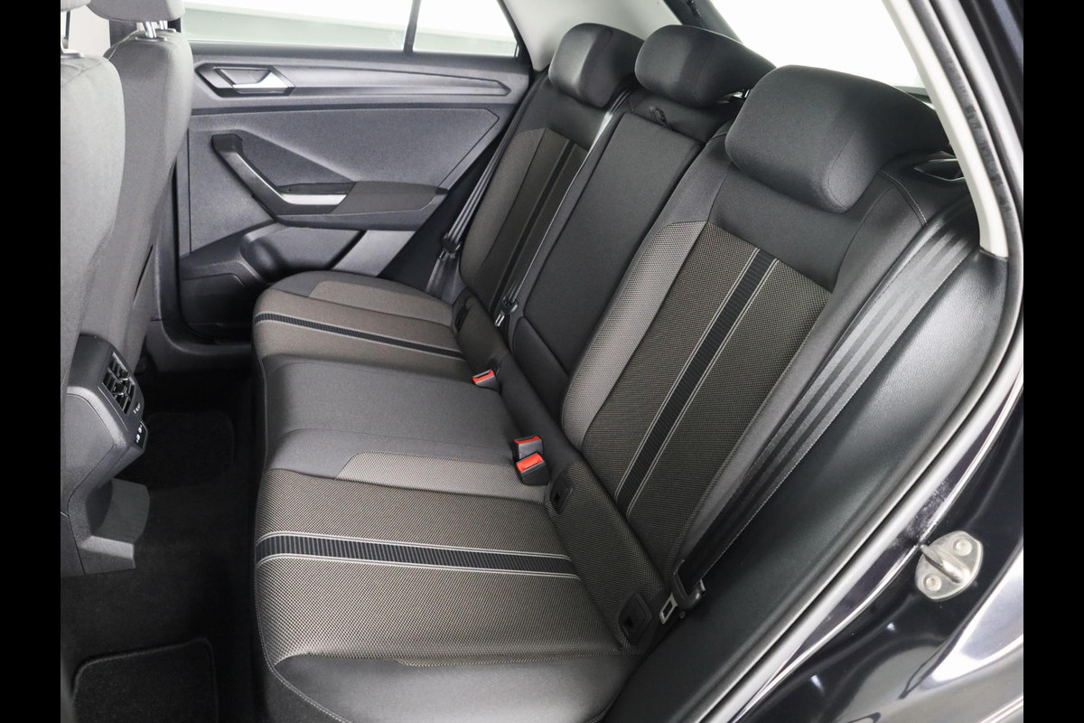 Volkswagen T-Roc 1.0 TSI Style 110 pk | Navigatie | Panoramadak | Parkeersensoren | Autom. airco | Stoelverwarming | LED koplampen |