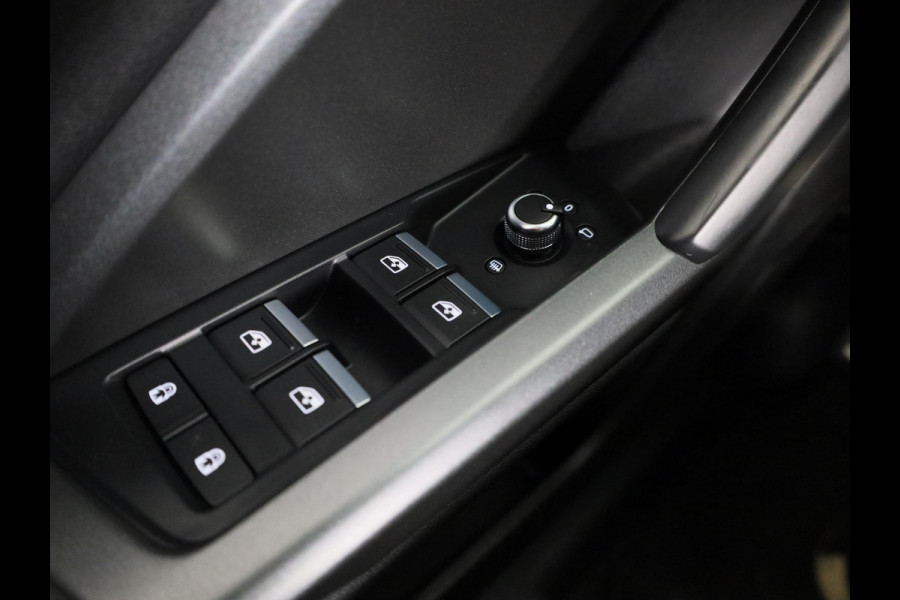 Audi Q3 Sportback 35 TFSI S Edition 150 pk S-tronic | Navigatie | Schuifdak | Parkeersensoren | Lichtmetalen velgen 20" | B&O Soundsystem | Lederen bekleding | S-Line |