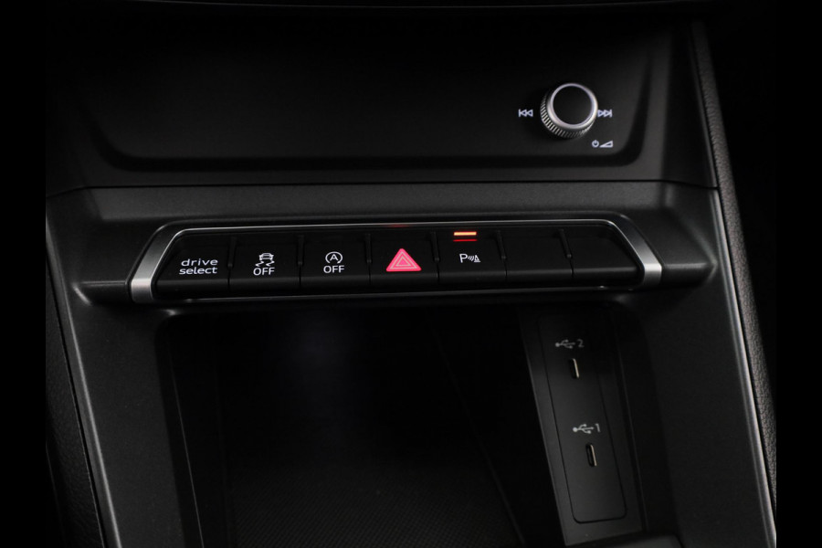 Audi Q3 Sportback 35 TFSI S Edition 150 pk S-tronic | Navigatie | Schuifdak | Parkeersensoren | Lichtmetalen velgen 20" | B&O Soundsystem | Lederen bekleding | S-Line |