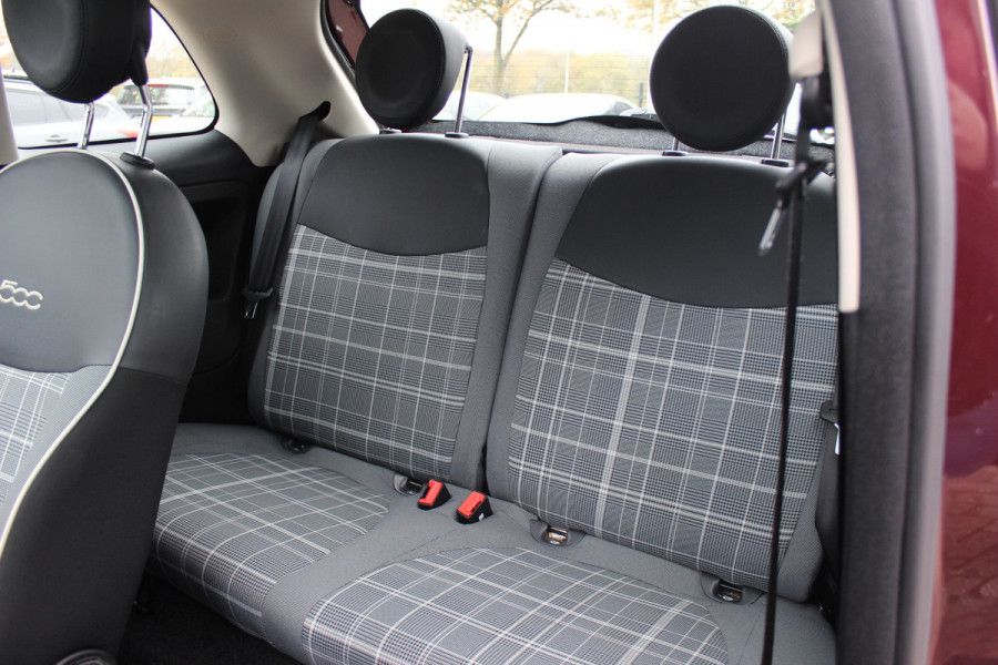Fiat 500 1.2 Lounge / Panoramadak / Navigatie / Parkeerhulp achter / 15'' / Cruise Control / Xenon / Climate Control