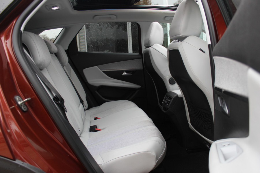 Peugeot 3008 1.2 PureTech Allure / Trekhaak / Panoramadak / Camera / Navigatie / 18'' / Half leder / CarPlay / Stoelverwarmign / Cruise Control