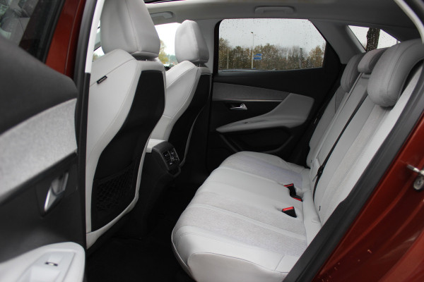 Peugeot 3008 1.2 PureTech Allure / Trekhaak / Panoramadak / Camera / Navigatie / 18'' / Half leder / CarPlay / Stoelverwarmign / Cruise Control
