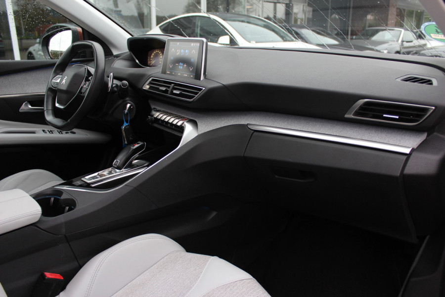 Peugeot 3008 1.2 PureTech Allure / Trekhaak / Panoramadak / Camera / Navigatie / 18'' / Half leder / CarPlay / Stoelverwarmign / Cruise Control