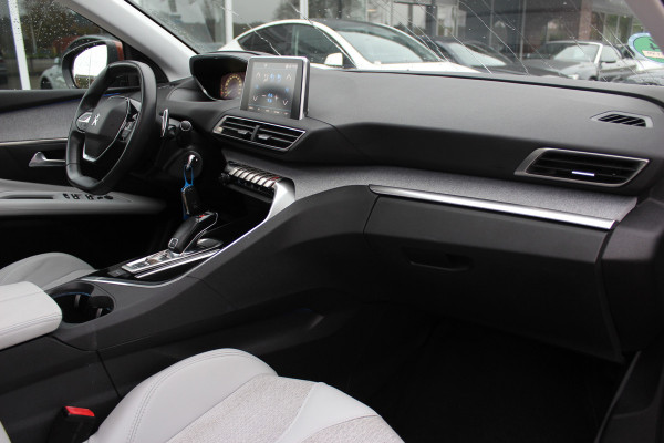 Peugeot 3008 1.2 PureTech Allure / Trekhaak / Panoramadak / Camera / Navigatie / 18'' / Half leder / CarPlay / Stoelverwarmign / Cruise Control
