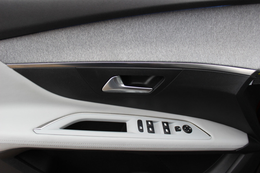 Peugeot 3008 1.2 PureTech Allure / Trekhaak / Panoramadak / Camera / Navigatie / 18'' / Half leder / CarPlay / Stoelverwarmign / Cruise Control