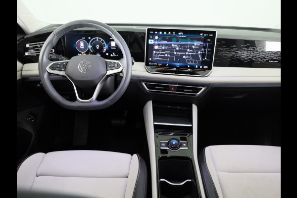 Volkswagen Tiguan 1.5 eHybrid Elegance 204 pk Automaat (DSG) | Verlengde garantie | Navigatie | Trekhaak (wegklapbaar) | Parkeersensoren (Park assist) | Rondomzicht camera | Stoelverwarming |