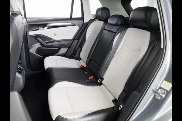 Volkswagen Tiguan 1.5 eHybrid Elegance 204 pk Automaat (DSG) | Verlengde garantie | Navigatie | Trekhaak (wegklapbaar) | Parkeersensoren (Park assist) | Rondomzicht camera | Stoelverwarming |