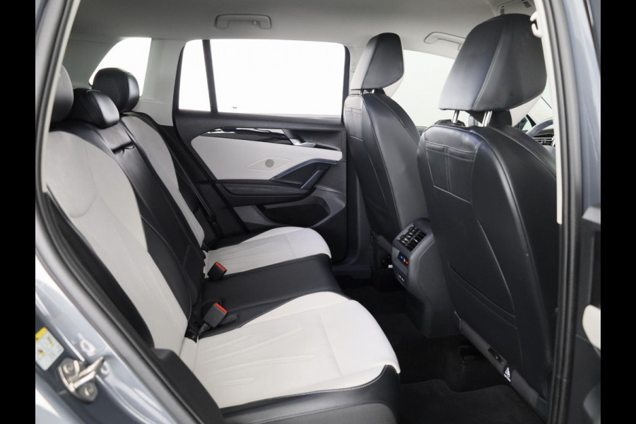 Volkswagen Tiguan 1.5 eHybrid Elegance 204 pk Automaat (DSG) | Verlengde garantie | Navigatie | Trekhaak (wegklapbaar) | Parkeersensoren (Park assist) | Rondomzicht camera | Stoelverwarming |