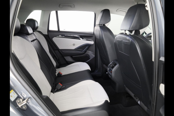 Volkswagen Tiguan 1.5 eHybrid Elegance 204 pk Automaat (DSG) | Verlengde garantie | Navigatie | Trekhaak (wegklapbaar) | Parkeersensoren (Park assist) | Rondomzicht camera | Stoelverwarming |