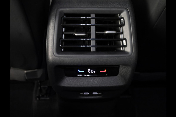 Volkswagen Tiguan 1.5 eHybrid Elegance 204 pk Automaat (DSG) | Verlengde garantie | Navigatie | Trekhaak (wegklapbaar) | Parkeersensoren (Park assist) | Rondomzicht camera | Stoelverwarming |