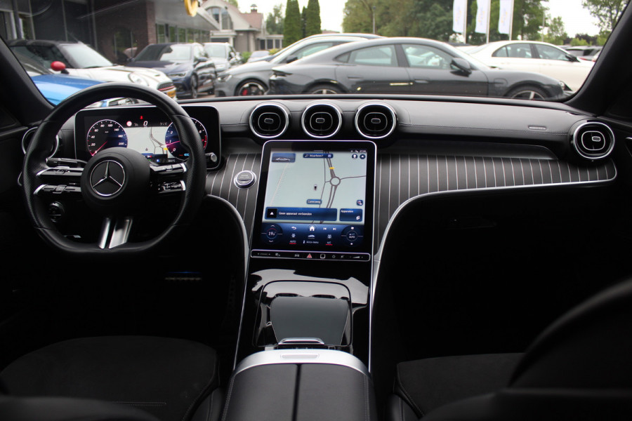 Mercedes-Benz C-Klasse 180 AMG Line / Camera / Leder&Alcantara / 18'' / Navigatie / DAB / Dodehoek / Stoelverwarming / Cruise Control