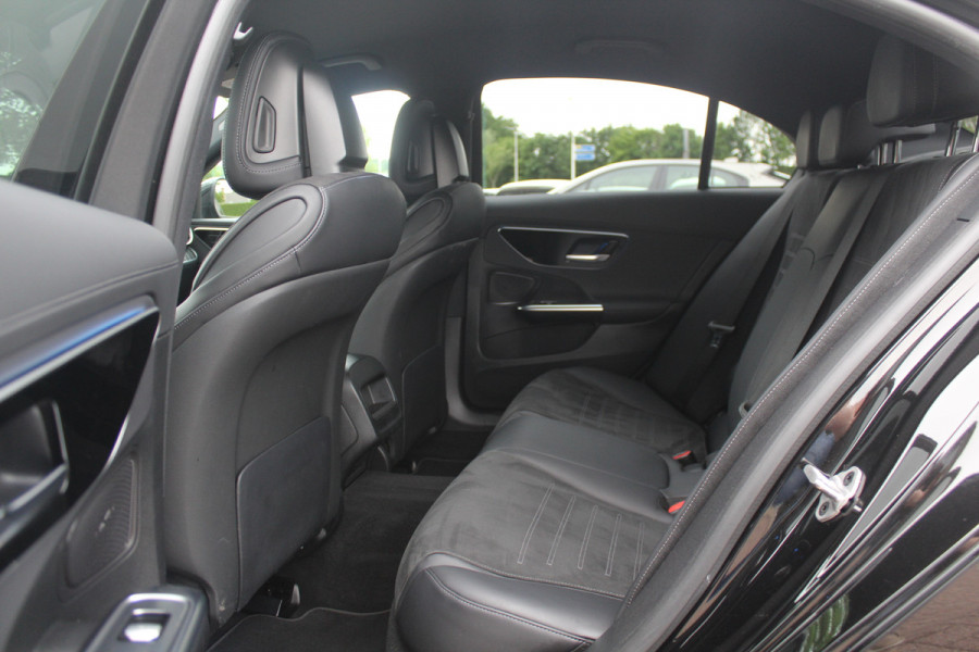Mercedes-Benz C-Klasse 180 AMG Line / Camera / Leder&Alcantara / 18'' / Navigatie / DAB / Dodehoek / Stoelverwarming / Cruise Control