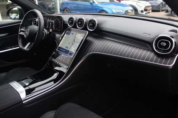 Mercedes-Benz C-Klasse 180 AMG Line / Camera / Leder&Alcantara / 18'' / Navigatie / DAB / Dodehoek / Stoelverwarming / Cruise Control