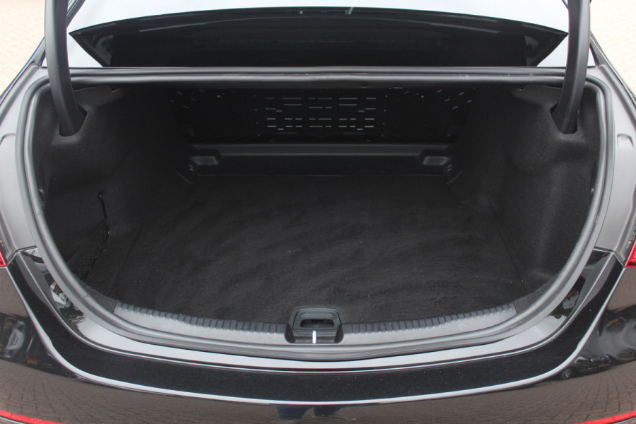 Mercedes-Benz C-Klasse 180 AMG Line / Camera / Leder&Alcantara / 18'' / Navigatie / DAB / Dodehoek / Stoelverwarming / Cruise Control