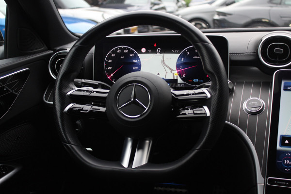 Mercedes-Benz C-Klasse 180 AMG Line / Camera / Leder&Alcantara / 18'' / Navigatie / DAB / Dodehoek / Stoelverwarming / Cruise Control