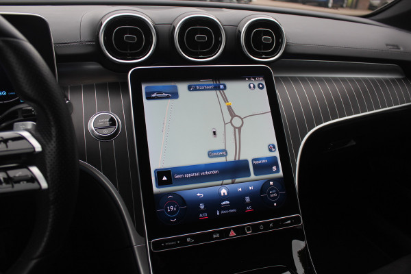 Mercedes-Benz C-Klasse 180 AMG Line / Camera / Leder&Alcantara / 18'' / Navigatie / DAB / Dodehoek / Stoelverwarming / Cruise Control