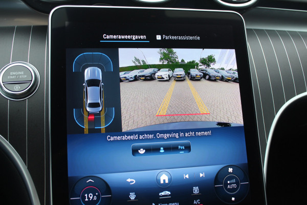 Mercedes-Benz C-Klasse 180 AMG Line / Camera / Leder&Alcantara / 18'' / Navigatie / DAB / Dodehoek / Stoelverwarming / Cruise Control