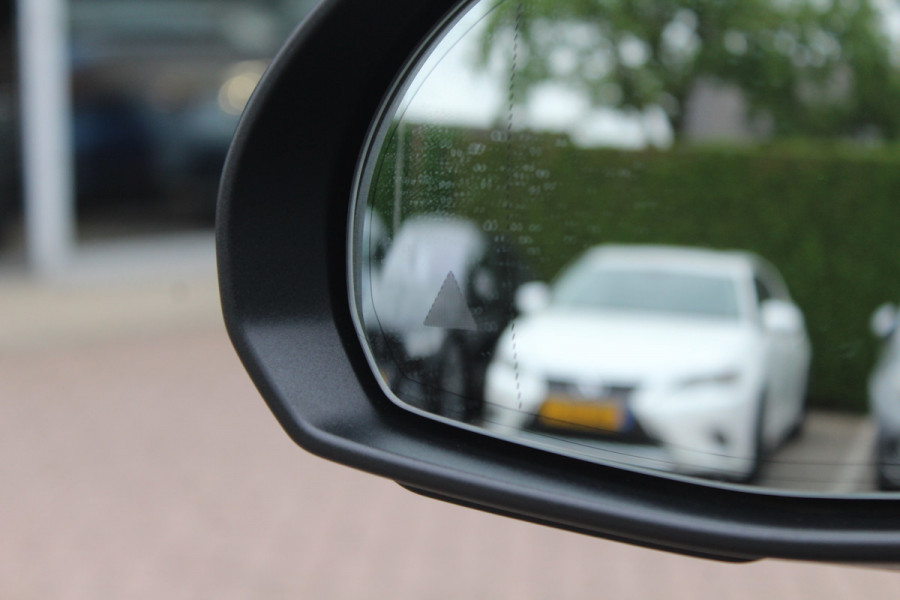 Mercedes-Benz C-Klasse 180 AMG Line / Camera / Leder&Alcantara / 18'' / Navigatie / DAB / Dodehoek / Stoelverwarming / Cruise Control