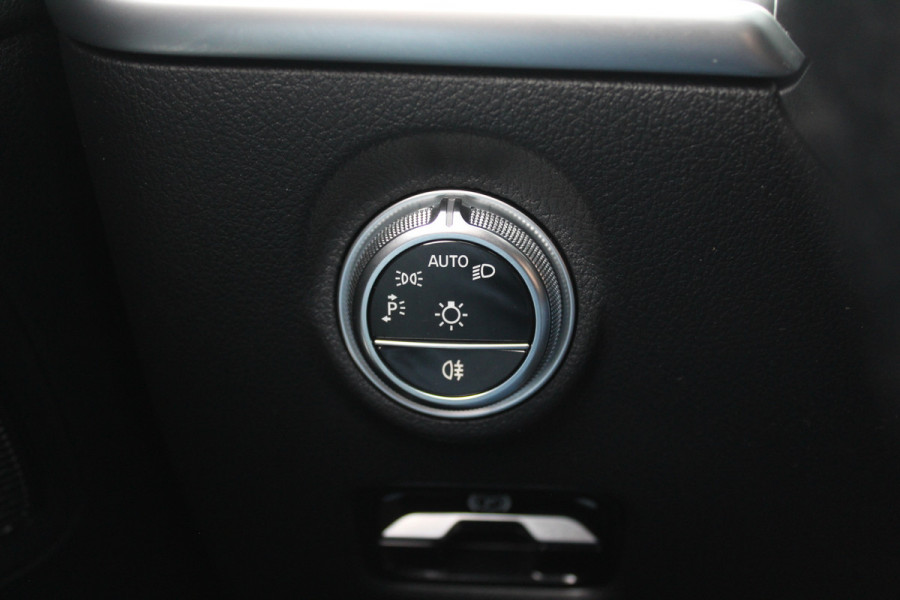 Mercedes-Benz C-Klasse 180 AMG Line / Camera / Leder&Alcantara / 18'' / Navigatie / DAB / Dodehoek / Stoelverwarming / Cruise Control