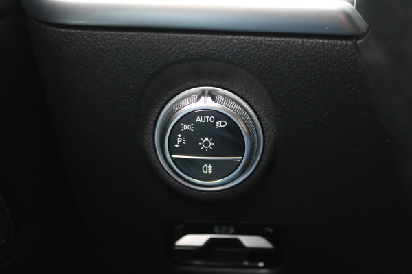 Mercedes-Benz C-Klasse 180 AMG Line / Camera / Leder&Alcantara / 18'' / Navigatie / DAB / Dodehoek / Stoelverwarming / Cruise Control