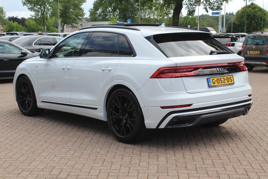Audi Q8 55 TFSI quattro Pro Line Plus / Trekhaak / Panoramadak / 360Camera / Achterasbesturing / Softclose / 22'' / B&O / Sfeerverlichting / Dodehoek / DAB / Stoelverwarming / ACC