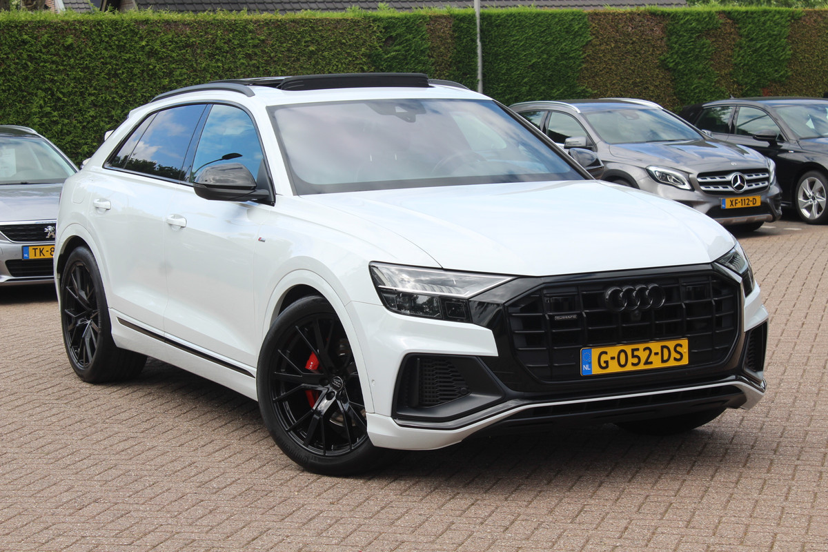 Audi Q8 55 TFSI quattro Pro Line Plus / Trekhaak / Panoramadak / 360Camera / Achterasbesturing / Softclose / 22'' / B&O / Sfeerverlichting / Dodehoek / DAB / Stoelverwarming / ACC