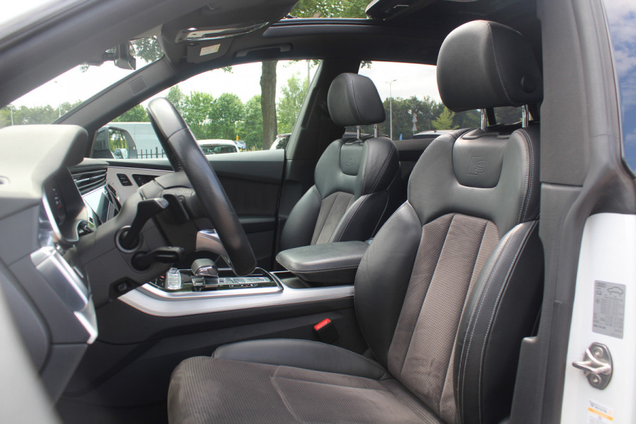 Audi Q8 55 TFSI quattro Pro Line Plus / Trekhaak / Panoramadak / 360Camera / Achterasbesturing / Softclose / 22'' / B&O / Sfeerverlichting / Dodehoek / DAB / Stoelverwarming / ACC