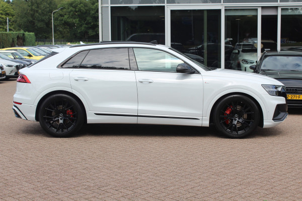 Audi Q8 55 TFSI quattro Pro Line Plus / Trekhaak / Panoramadak / 360Camera / Achterasbesturing / Softclose / 22'' / B&O / Sfeerverlichting / Dodehoek / DAB / Stoelverwarming / ACC